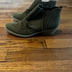 Size 9 stitch fix booties. Never warn. Dark brown or dark taupe. Report brand
